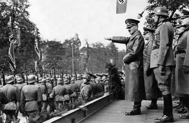 Hitler em revista as tropas alemãs durante a invasão da Polônia, em setembro de 1939.