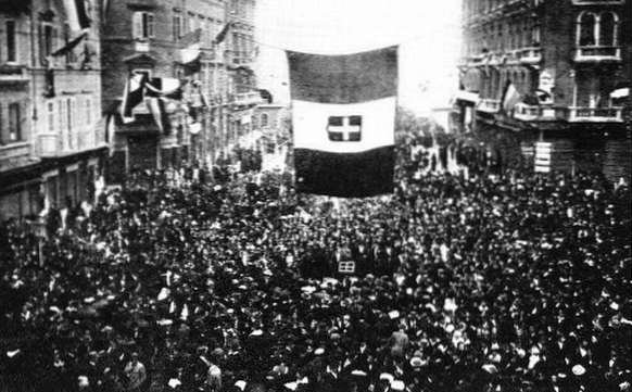 Moradores de Fiume animam a chegada de Gabriele d’Annunzio e seus nacionalistas camisas negras. D'Annunzio e o fascista Alceste De Ambris desenvolveram a quase-fascista Regência Italiana de Carnaro, uma cidade-Estado em Fiume.