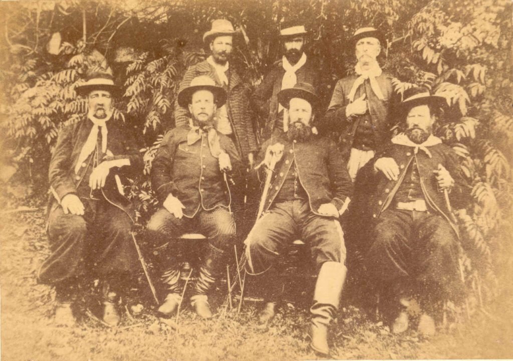 Os principais líderes da revolução; Aparício ao lado de seu irmão Gumercindo Saraiva, ambos ao centro, em 1893 