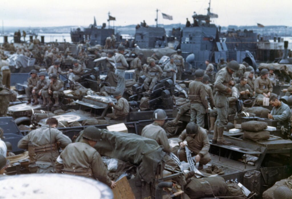 Soldados desembarcando nas praias da Normandia no dia D