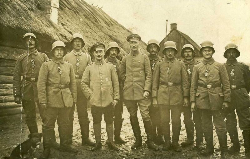 Soldados da primeira guerra mundial pousando para foto