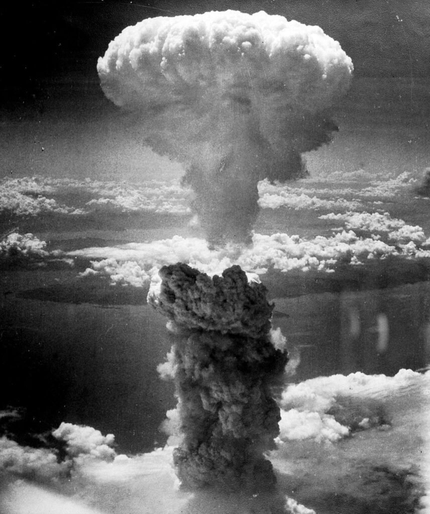 A nuvem de cogumelo formada pela bomba atômica de Nagasaki aprovada por Harry S Truman