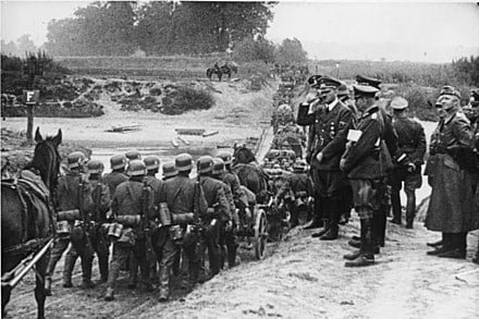 Adolf Hitler observando soldados alemães marcharem para a Polônia em setembro de 1939 durante a Invasão Desencadeou a Segunda Guerra Mundial
