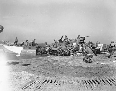 Artilharia sendo desembarcadas durante o Invasão da Itália continental em Salerno, em setembro de 1943 na Campanha da Itália