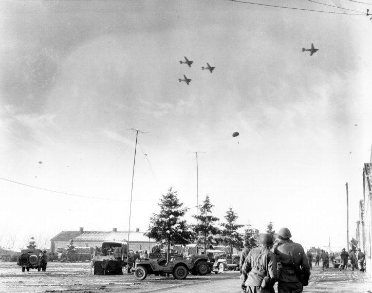 Aviões lançando suprimentos para os soldados durante a Batalha de Bastogne 