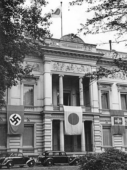 Bandeiras dos signatários do Pacto Tripartite decorando a fachada da embaixada japonesa em Berlim, setembro de 1940. Embaixada com quais países a itália de mussolini estabeleceu alianças