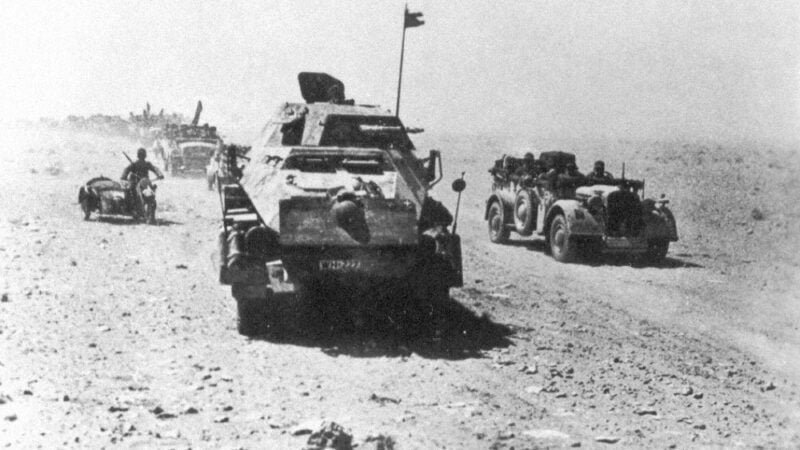 Blindados-alemaes-atravessam-o-deserto-em-direcao-a-El-Alamein