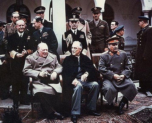 Churchill, Roosevelt e Stalin durante a conferência.