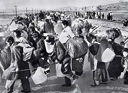 Civis sul-coreanos fugindo dos combates, 1950. Durante a Guerra da Coreia: Período de destruição