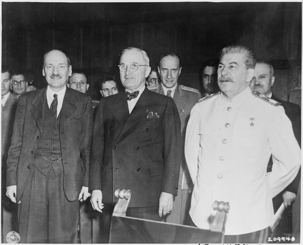 Clement Attlee, Harry S. Truman e Josef Stalin na Conferência de Potsdam, 1945 para o Exercício Guerra Fria