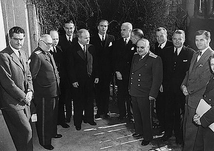 Diplomatas soviéticos, americanos e britânicos durante a conferência de Yalta