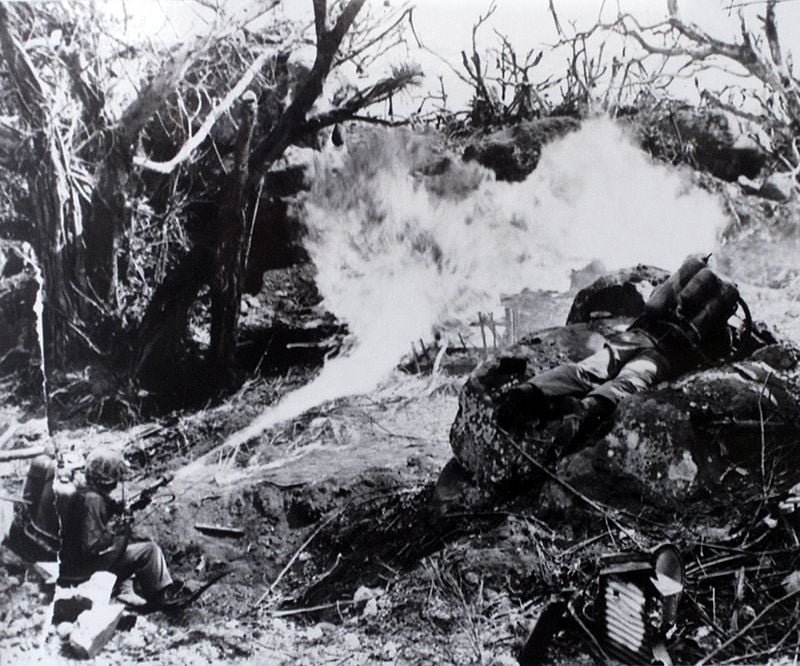 Dois fuzileiros americanos com seus lança-chamas incinerando posições japonesas na batalha de Tarawa