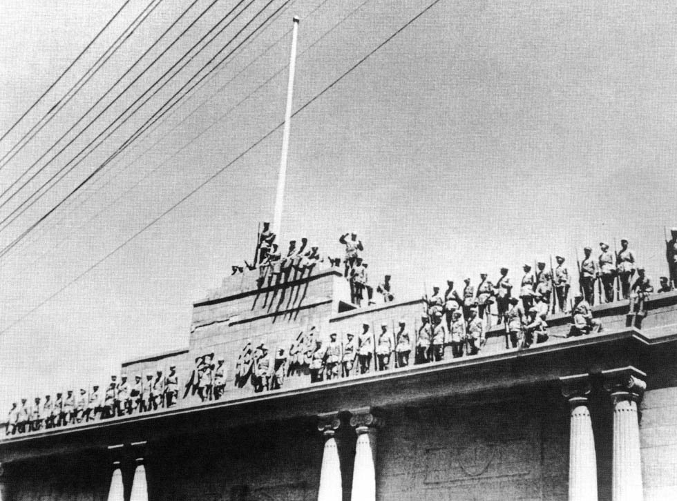 Exército de Libertação Popular ocupa o Palácio Presidencial, em Nanjing. Abril de 1949. 