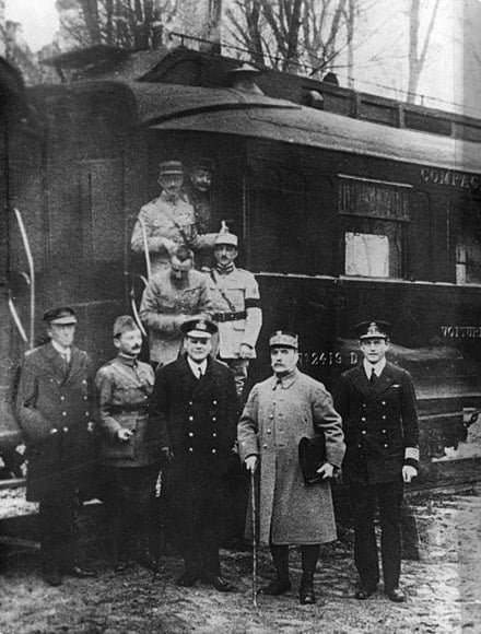 Ferdinand Foch, segundo da direita, fora do vagão em Compiègne depois de concordar com o armistício que pôs fim à guerra