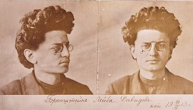 Fotos policiais de Trotsky em 1905, depois que membros soviéticos foram presos durante uma reunião no prédio da Sociedade Econômica Livre