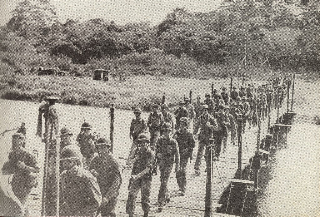 Fuzileiros navais americanos atravessando um rio no interior de Guadalcanal
