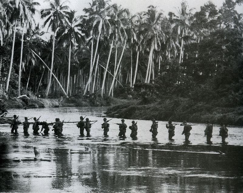 Fuzileiros navais americanos patrulhando as margens do rio Matanikau, em Guadalcanal