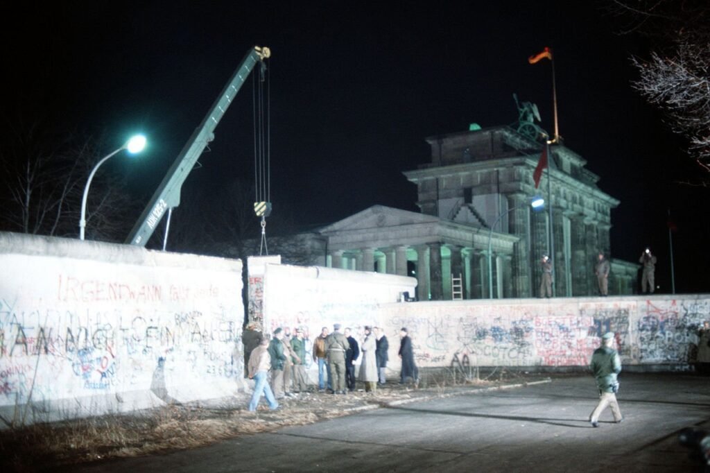 Guindaste removendo partes do muro em 21 de dezembro de 1989
