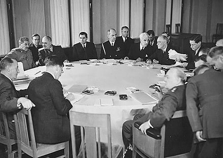 Líderes dos Três Grandes na mesa de negociações na conferência de Yalta
