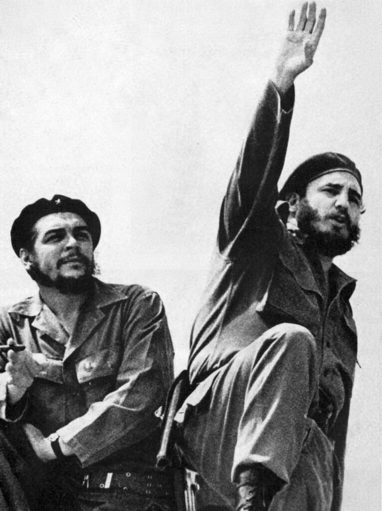 Líderes revolucionários Che Guevara (à esquerda) e Fidel Castro (à direita) do Exercício da Revolução Cubana.