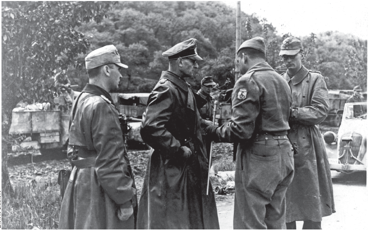 O General Otto Fretter-Pico em conversações com o Major Franco Ferreira sobre a rendição da 148ª Divisão de Infantaria à FEB, após a Batalha de Collecchio, em 29 de abril de 1945.