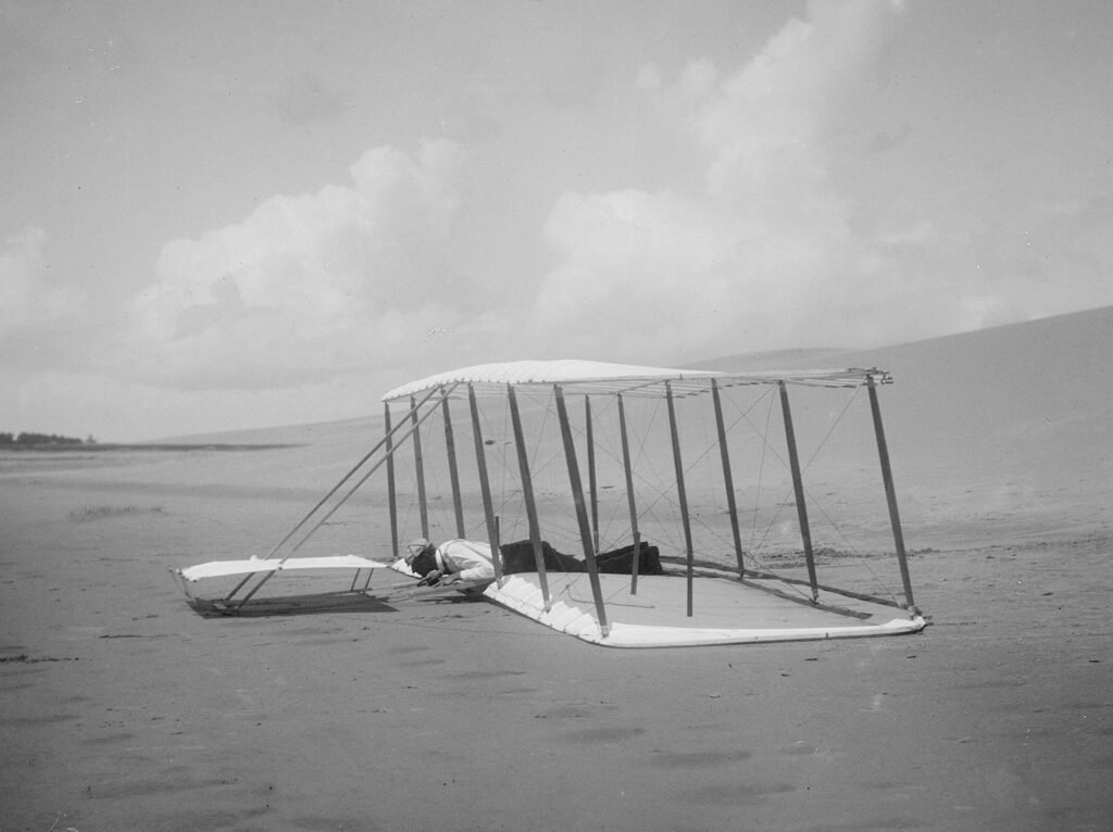 O planador Wright de 1901 logo após o pouso com Wilbur nos controles