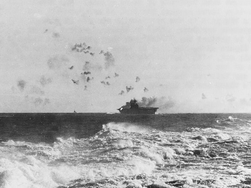 O porta-aviões Enterprise sob ataque de aviões japoneses.