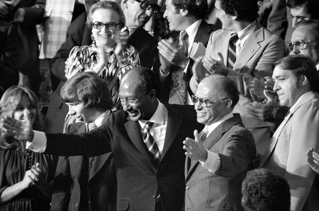 O presidente egípcio Anwar Sadat e o primeiro-ministro israelense Menachem Begin agradecem os aplausos durante uma sessão conjunta do Congresso em Washington