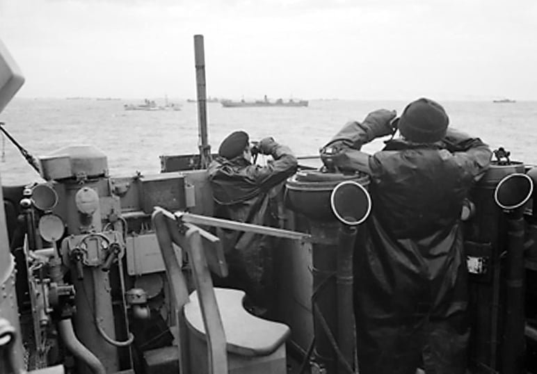 Oficiais britânicos na Ponte de Comando de um destroyer