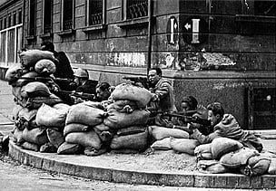 Partisans italianos lutando em Milão.