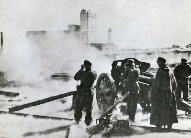 Soldados alemães utilizando artilharia para bombardear os soviéticos durante a batalha de leningrado