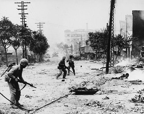 Soldados americanos combatendo em Seul, setembro de 1950 durante o Período da Guerra da Coreia