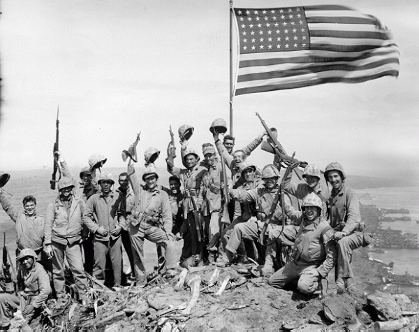 Soldados americanos comemorando a vitoria da Batalha de Iwo Jima