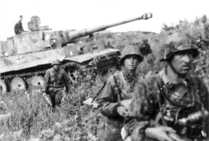 Soldados alemães marchando para a Batalha de Kursk