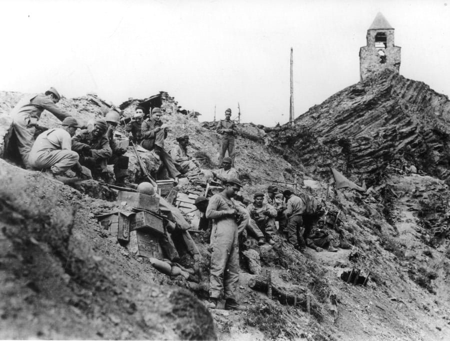 Soldados do regimento Sampaio, da FEB, guardam posição após a tomada do monte Castelo  