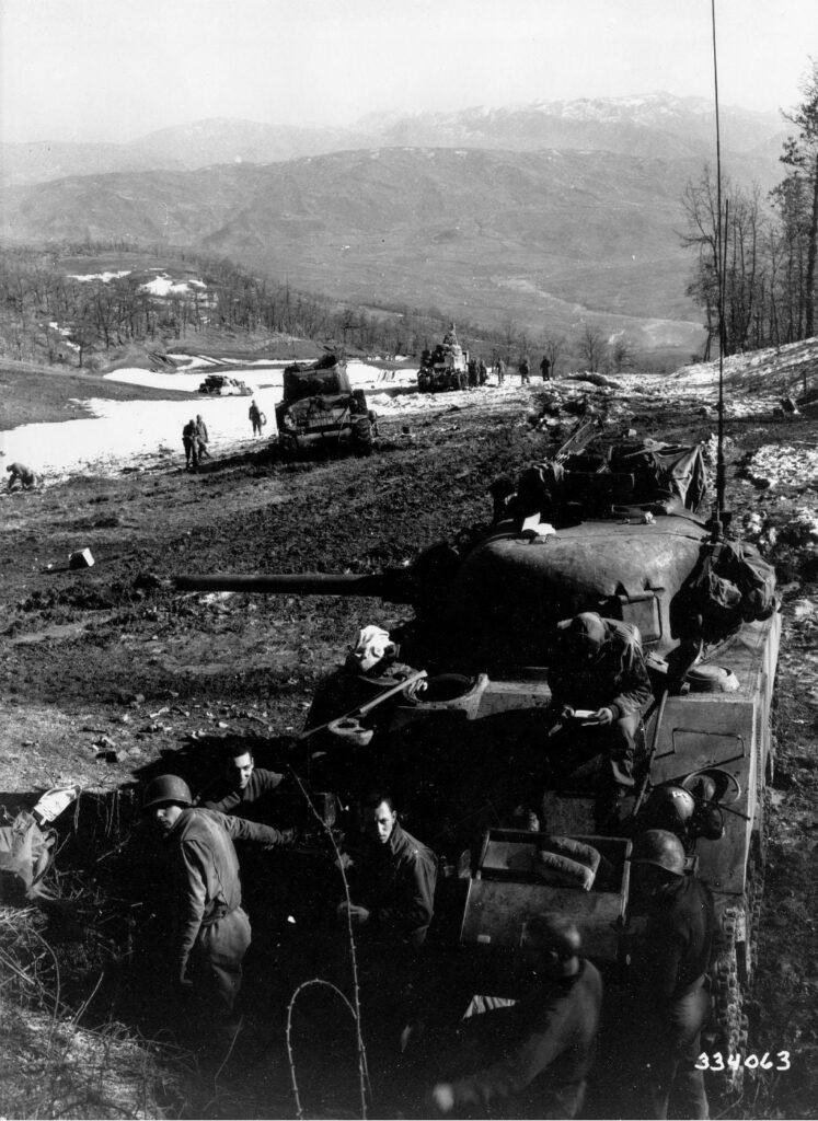 Soldados entrincheirados na batalha de Monte Belevedere