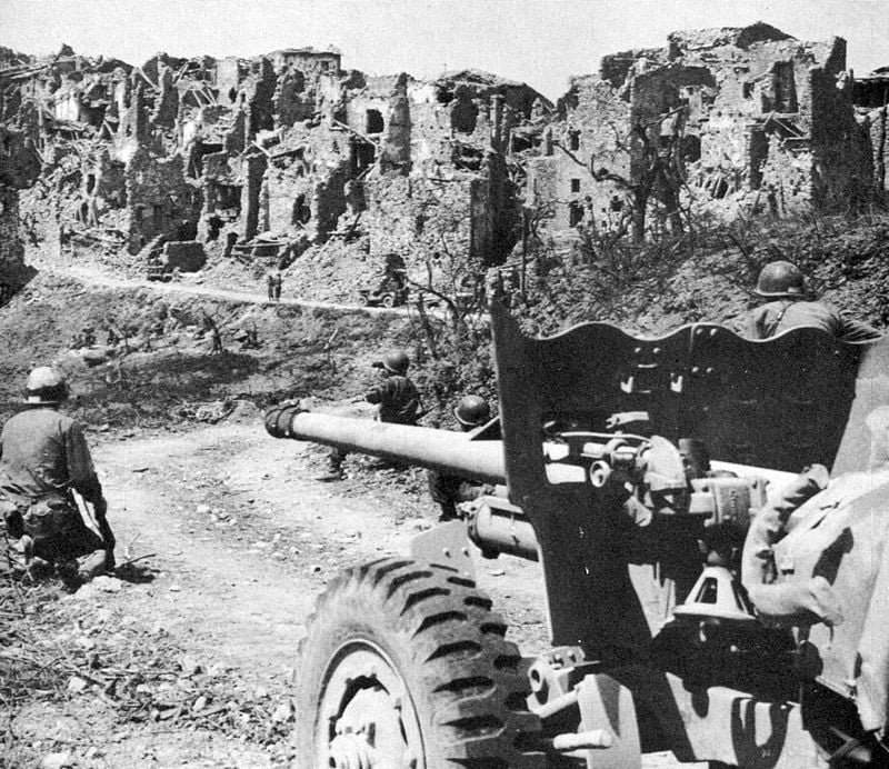 Soldados norte-americanos com uma arma antitanque M-1 de 57 mm lutando perto de Monte Cassino