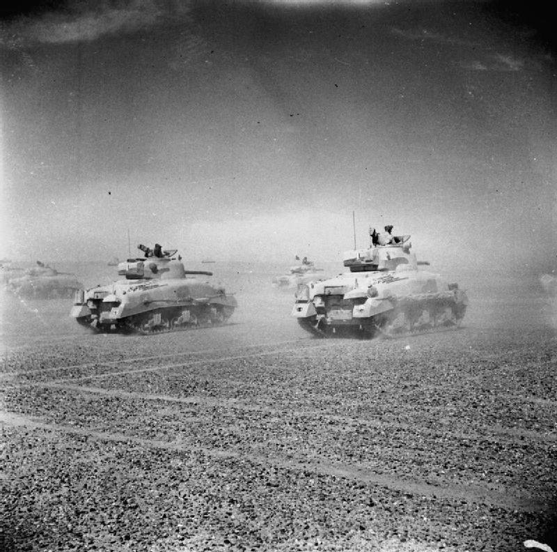 Tanques M4 Sherman lutando no deserto.
