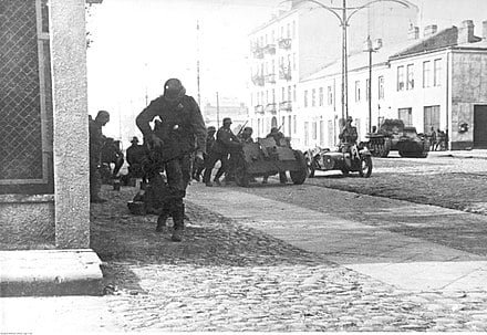 Tropas alemãs durante os combates nas ruas de Varsóvia durante a Invasão Desencadeou a Segunda Guerra Mundial