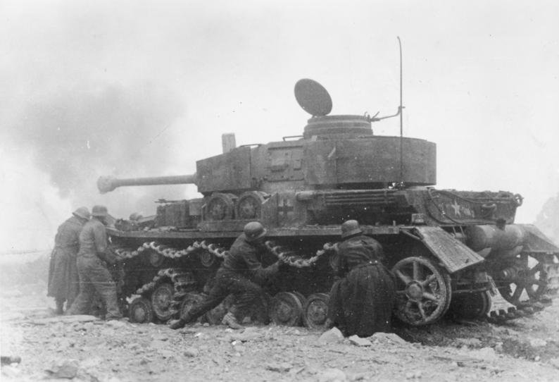 Uma equipe alemã tenta restaurar a mobilidade de seu Panzer IV