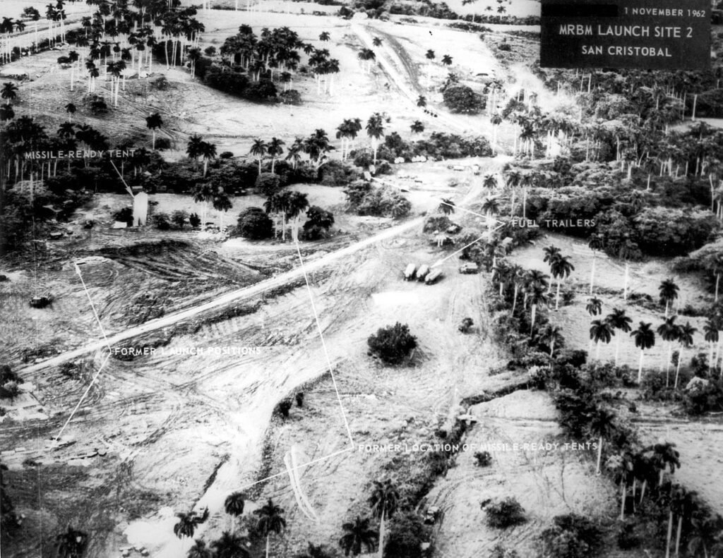 Vista aérea mostrando base de lançamento de mísseis em Cuba, novembro de 1962