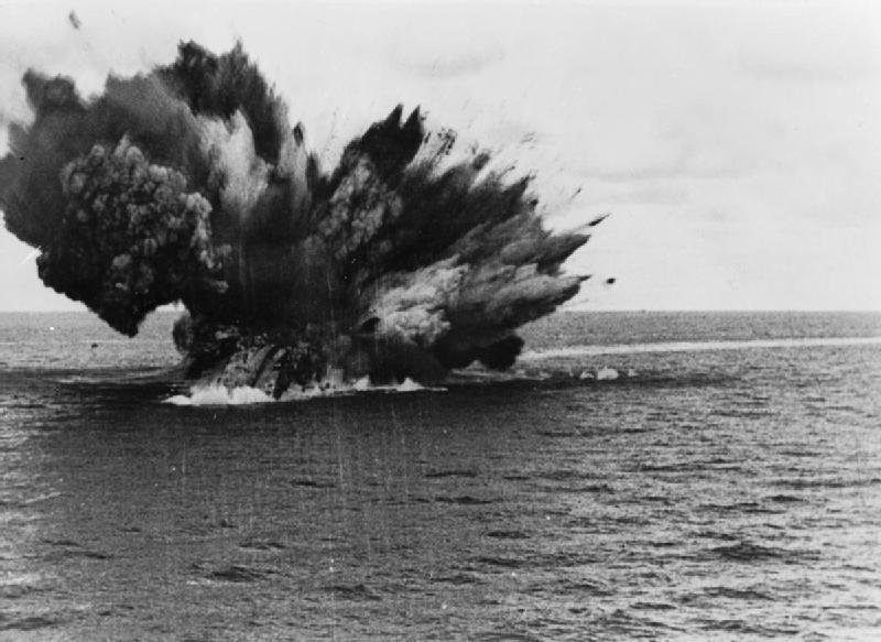 Explosão de um encouraçado durante a Batalha do Atlântico Norte