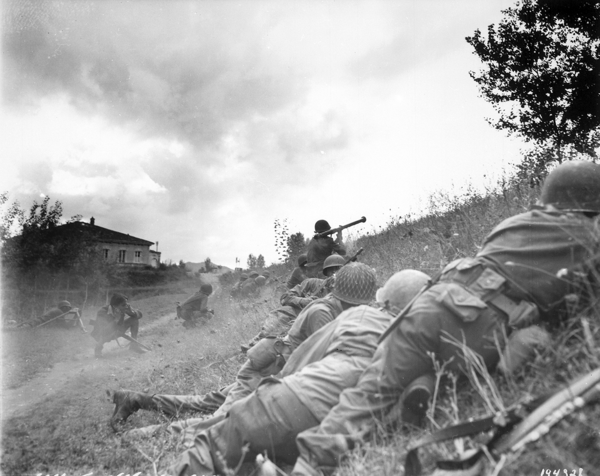 Soldados americanos da 92ª Divisão de Infantaria combatendo forças alemãs em Lucca, 1944 na Campanha da Itália