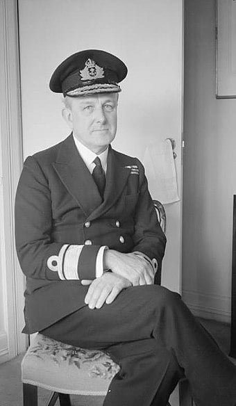 Contra-almirante John Godfrey , em cujo nome o memorando Trout foi distribuído.