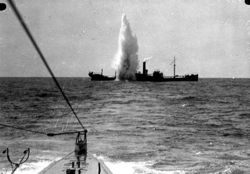 Navio mercante inglês sendo bombardeado durante a batalha do atlântico norte