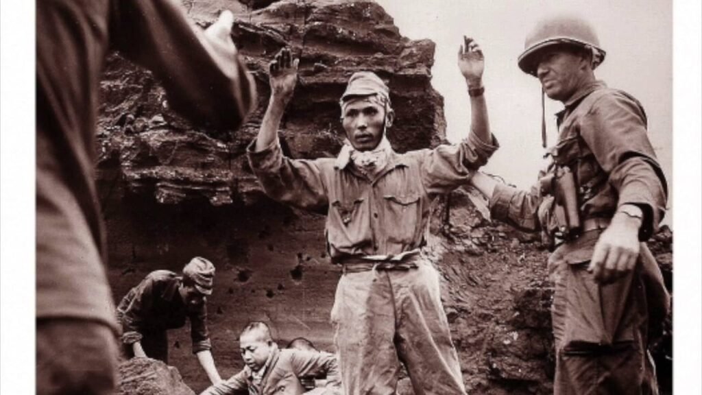 Soldado japones se rendendo durante a Batalha de Iwo Jima