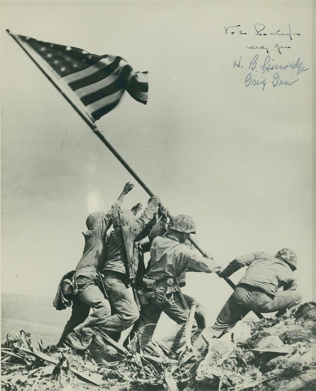 soldados hasteando a bandeira americana