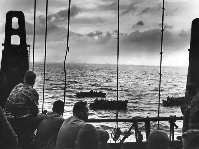soldados sendo levados para a batalha de Tarawa
