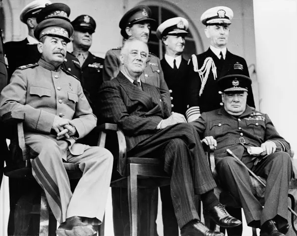 Stalin, Roosevelt e Churchill na Conferência de Teerã