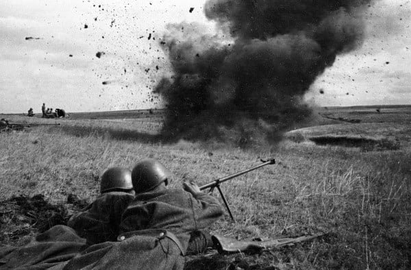 Tropas sovieticas resistindo ao ataque alemão de kursk